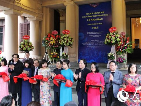 中越民族文化交流活动艺术作品展在河内开幕_新华丝路